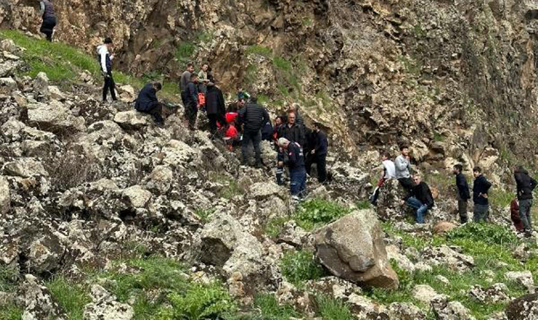 Helikopter ambulans kayalıklarda mahsur kalan vatandaş i&ccedil;in havalandı