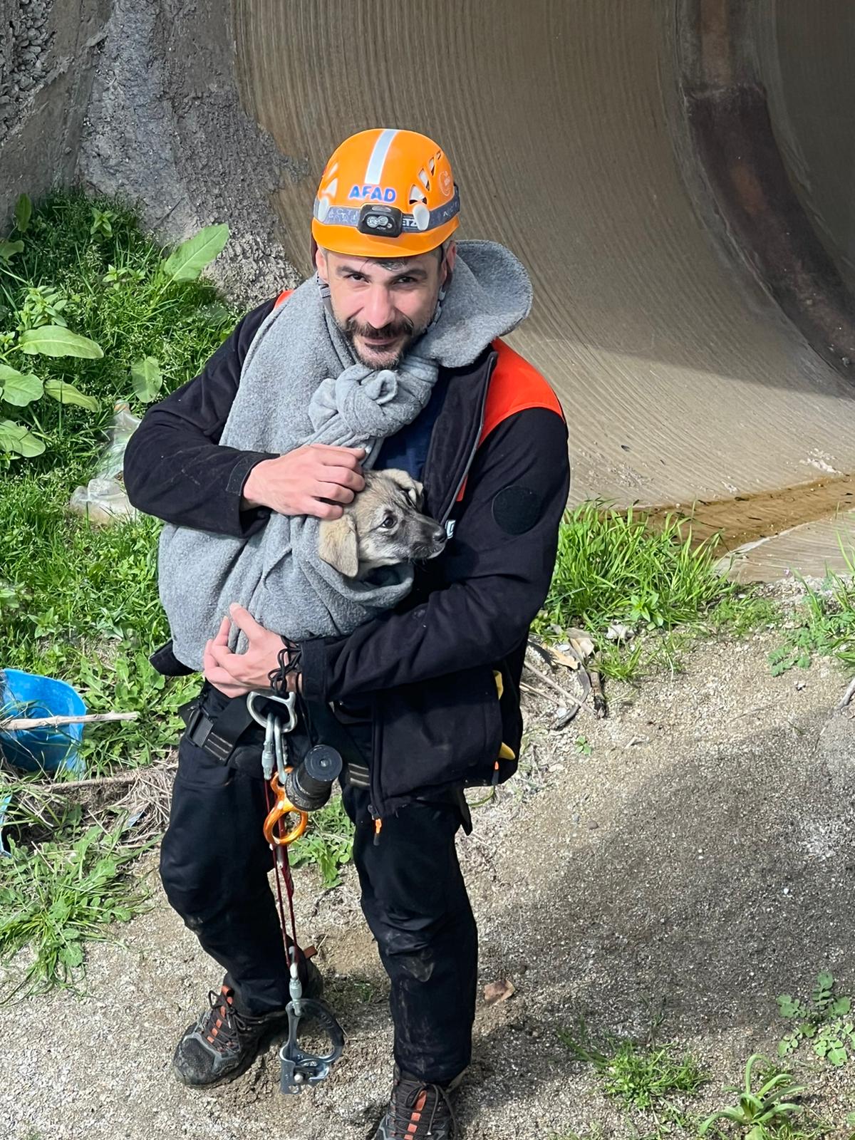 Sulama kanalında mahsur kalan yavru k&ouml;pek kurtarıldı