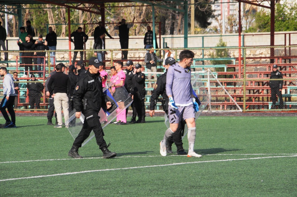 Şırnak'ta amatör ligdeki karşılaşma, yaşanan arbede nedeniyle tatil edildi