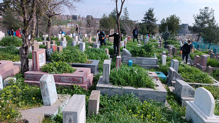 Mezarlıklarda yabani ot ila&ccedil;laması yapıldı