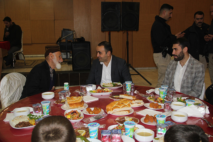 Tekin, şehit ve gazi yakınlarıyla iftarda bir araya geldi