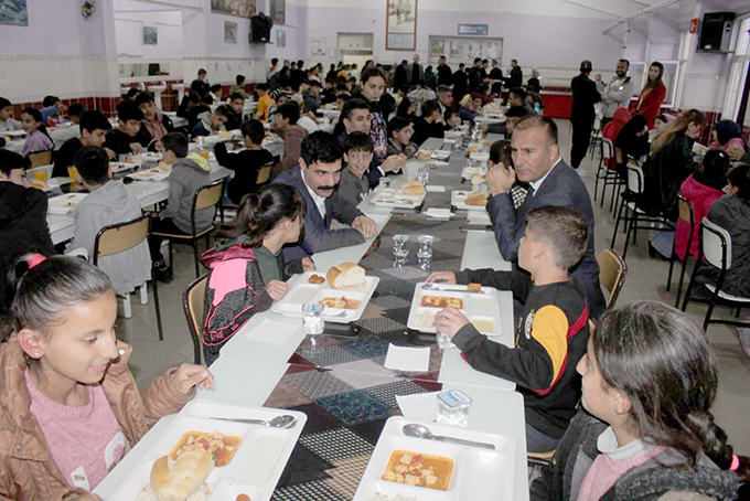 Kaymakam Bağlı, &Ouml;ğrenciler İle Birlikte İftar Yemeğinde Buluştu