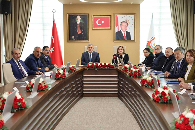 TBB ve Gaziantep B&uuml;y&uuml;kşehir Belediye Başkanı Fatma Şahin:&nbsp;"B&ouml;lgeyi daha g&uuml;venli ve diren&ccedil;li hale nasıl getireceğiz bu konuları &ccedil;alıştık. Şu anda iyileşme d&ouml;nemindeyiz birlikte iyileşeceğiz, yaraları birlikte saracağız."