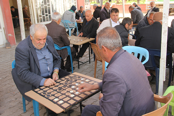 &Ccedil;ay ocakları Ramazanda dama ve satran&ccedil; hizmeti veriyor