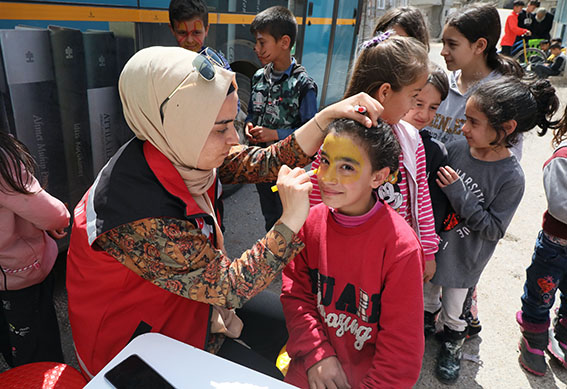 Adıyaman'da kırsalda yaşayan depremzede &ccedil;ocukların y&uuml;z&uuml; sosyal aktivitelerle g&uuml;l&uuml;yor