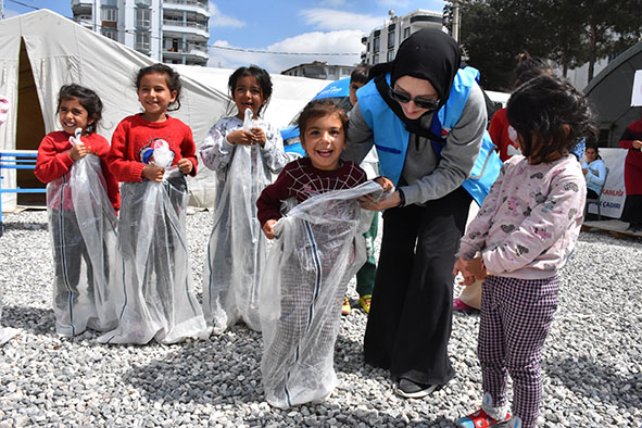 T&uuml;rkiye Diyanet Vakfı,&nbsp;Adıyamanlı kadın ve &ccedil;ocuklara etkinliklerle moral veriyor