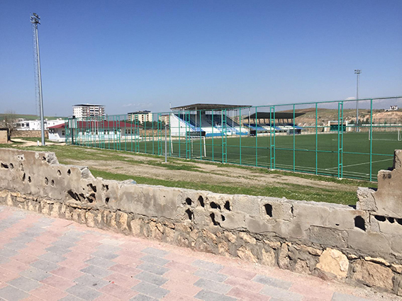 Stadın duvarları dökülüyor