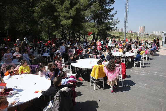 Mardin'de "tekne orucu" tutan &ccedil;ocuklar &ouml;ğle vakti d&uuml;zenlenen programla iftar yaptı