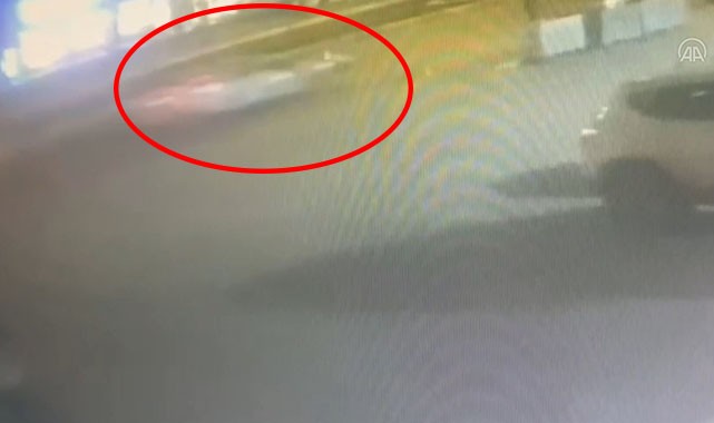 Otomobilin yayaya &ccedil;arpma anı g&uuml;venlik kamerasında