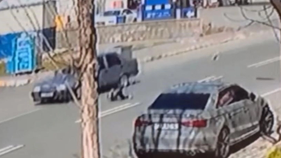 Batman'da otomobilin &ccedil;ocuğa &ccedil;arpma anı g&uuml;venlik kamerasında