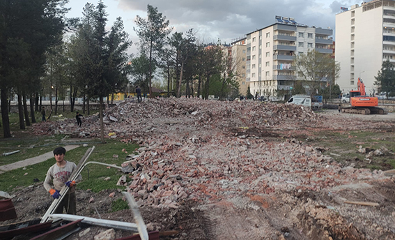 Eski askerlik şubesi binasının yıkımı yapıldı