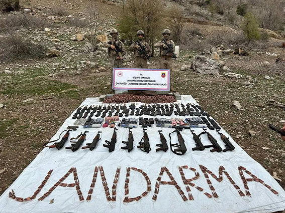 Ter&ouml;r &ouml;rg&uuml;t&uuml;ne ait &ccedil;ok miktarda m&uuml;himmat bulundu