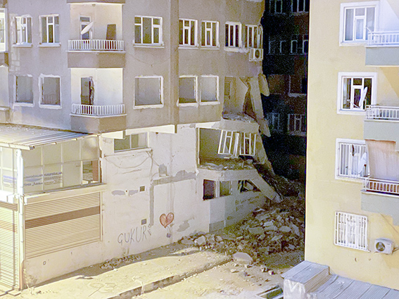 Depremlerde ağır hasar g&ouml;ren binanın bir kısmı &ccedil;&ouml;kt&uuml;