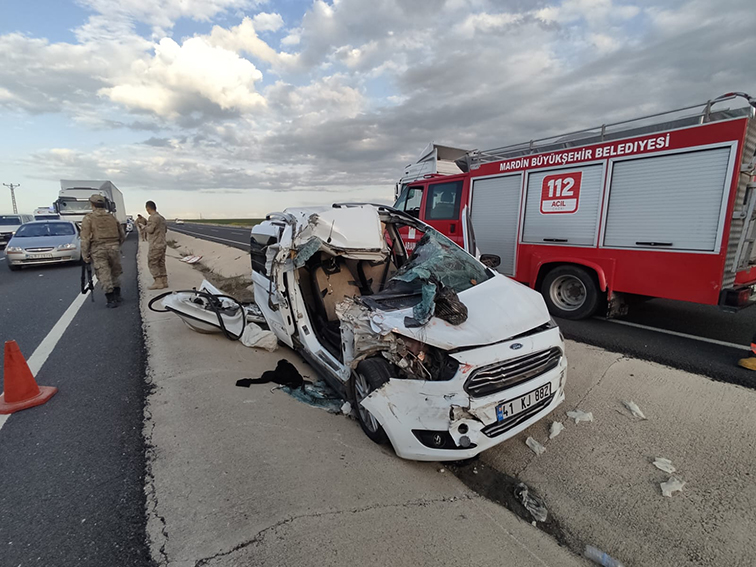 Mardin'de trafik kazasında 1 kişi &ouml;ld&uuml;, 3 kişi yaralandı