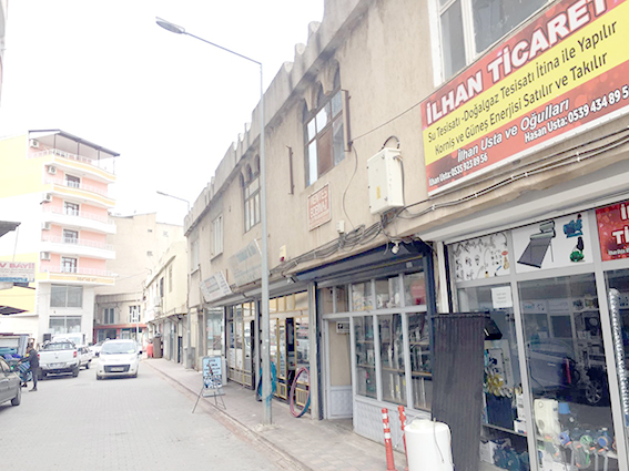Kaldırıma dikilen sokak lambası yayaların ge&ccedil;mesine engel oluyor