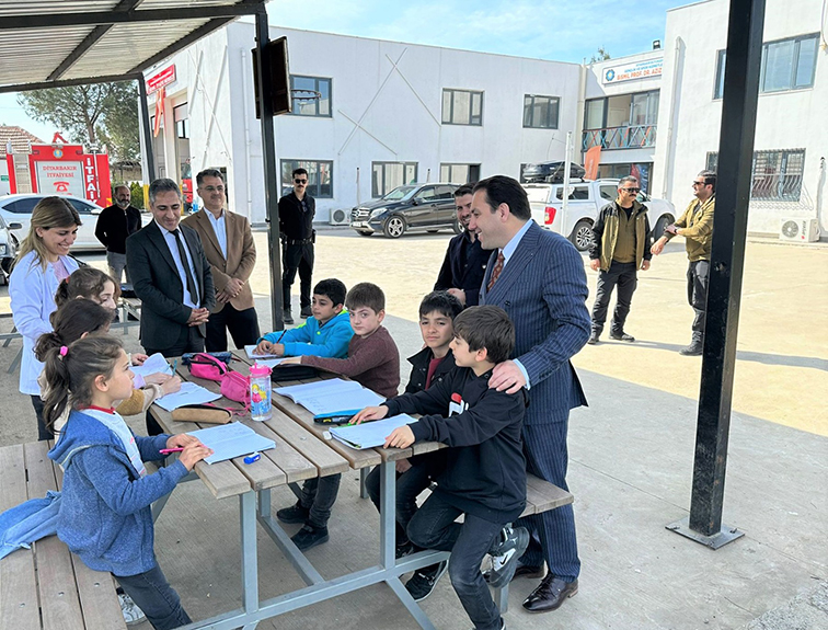 Kaymakam Zengince'den, &ouml;ğrencilere hediye