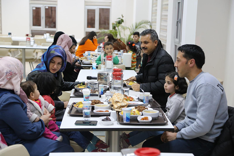 Sİ&Uuml; Rekt&ouml;r&uuml; Şındak, depremzedelerle iftarda buluştu