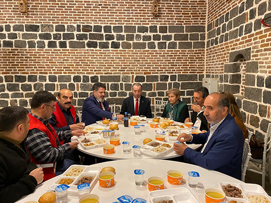 IKBY Etnik ve Dini Oluşumlardan Sorumlu Bakanı Maruf&nbsp;Diyarbakır'da iftar programına katıldı