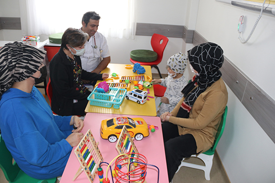 Kanser tedavisi g&ouml;ren &ccedil;ocuklar hastanede a&ccedil;ılan sınıfla moral buldu