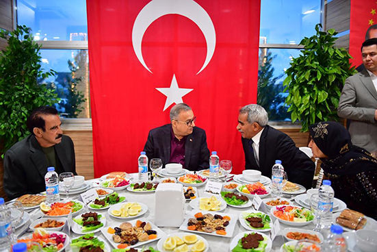 Diyarbakır&nbsp;Valisi Su, "D&uuml;nya Romanlar G&uuml;n&uuml;" dolayısıyla d&uuml;zenlenen iftar programına katıldı