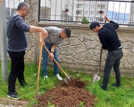 &Ouml;ğrenciler fidan dikti