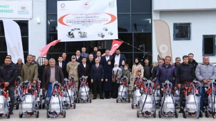 Mardin'de &uuml;reticilere s&uuml;t sağım makinesi desteği