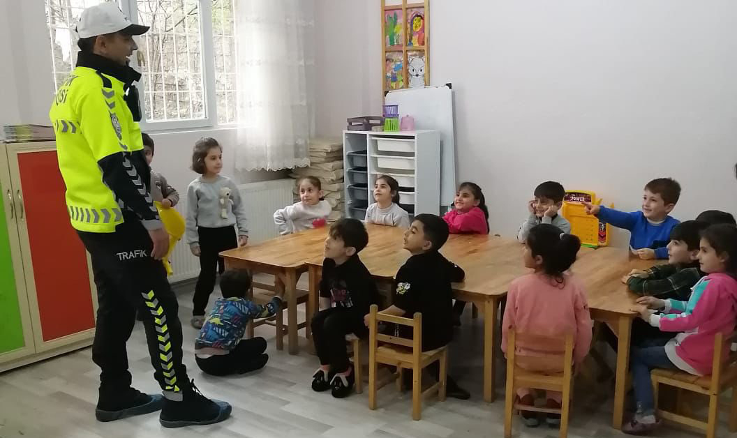 Polisten anaokulu &ouml;ğrencilerine ziyaret