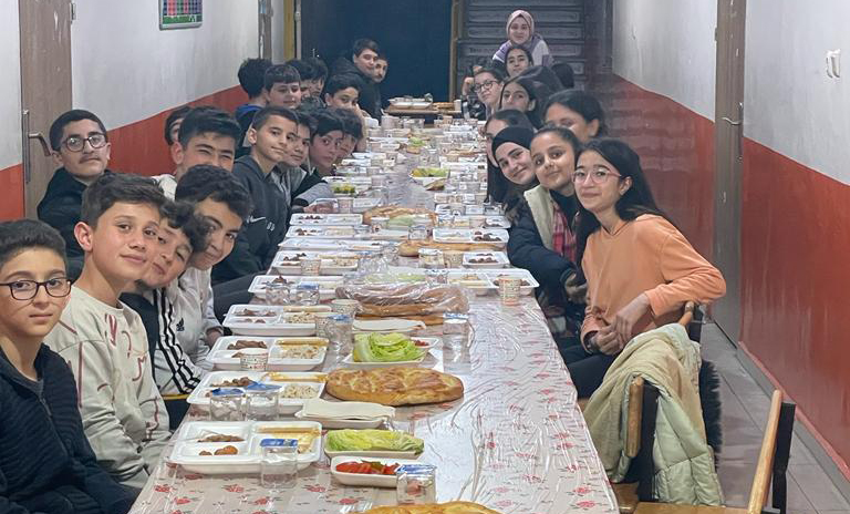 Okulda iftarda etkinliği
