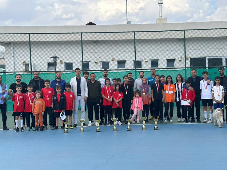 K&uuml;&ccedil;&uuml;kler tenis şampiyonası sona erdi
