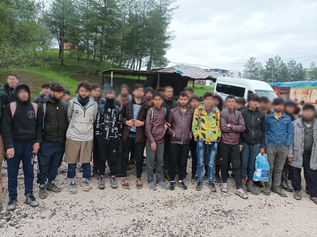 D&uuml;zensiz g&ouml;&ccedil;le ilgili m&uuml;cadele s&uuml;r&uuml;yor