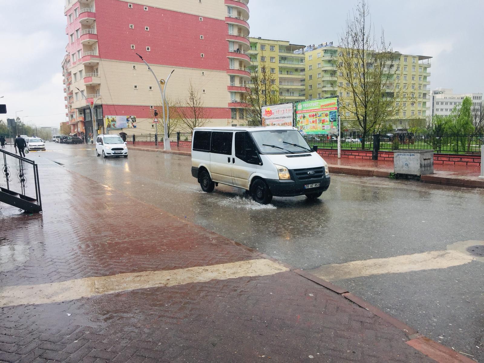 Sağanak yağışın etkili olduğu Kurtalan&rsquo;da yollarda su birikti