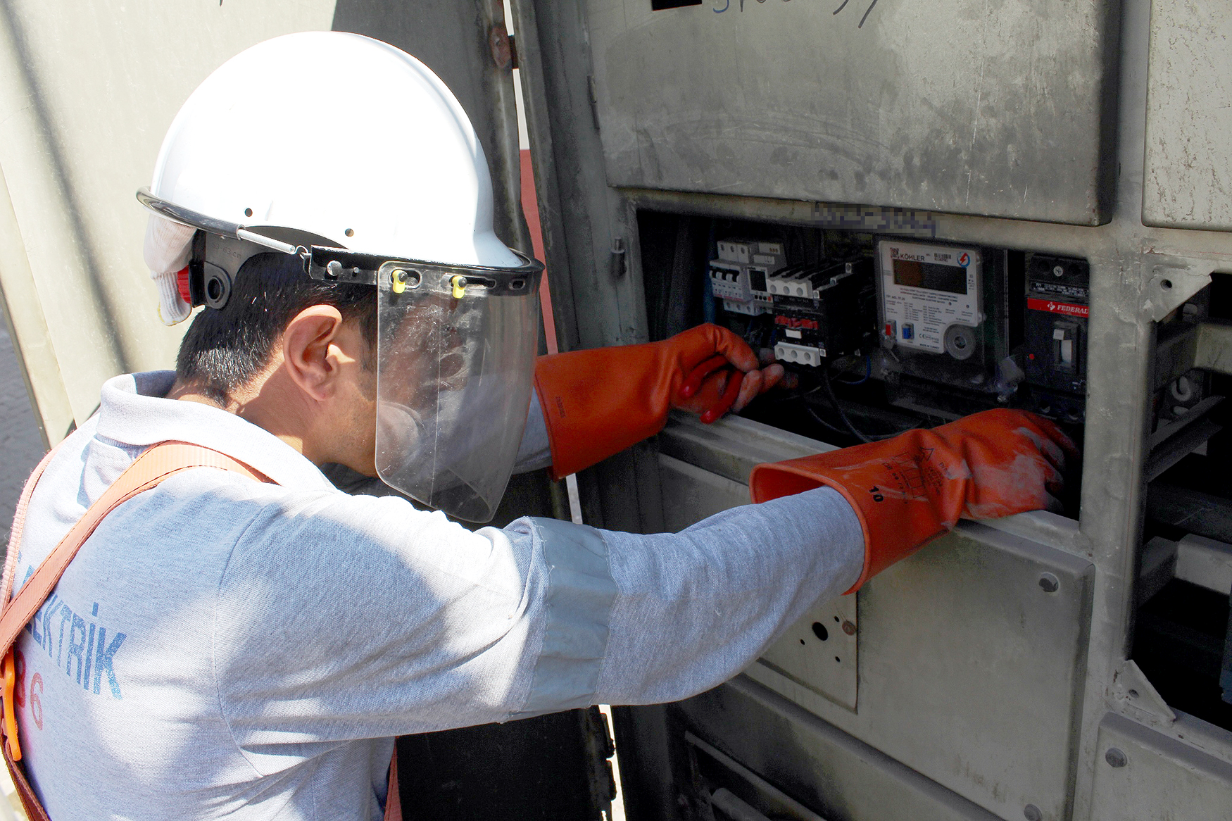 Dicle Elektrik m&uuml;dahale edilen panoları onardı