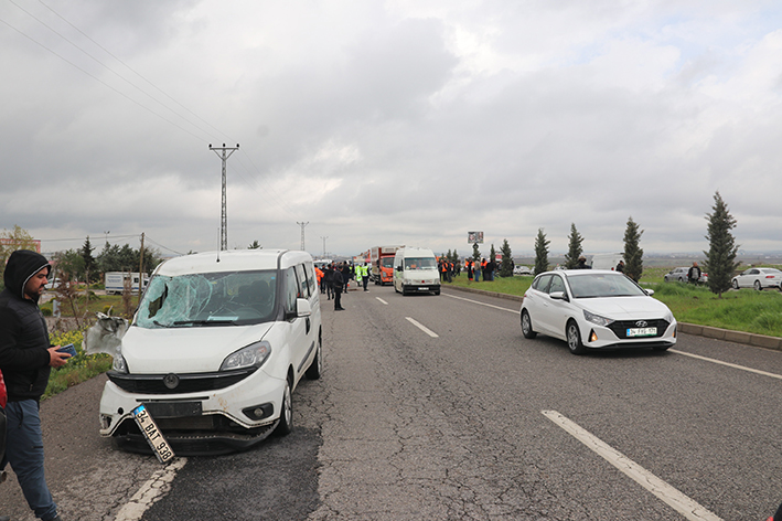 Diyarbakır'da hafif ticari ara&ccedil; yol &ccedil;alışması yapan iş&ccedil;ilere &ccedil;arptı