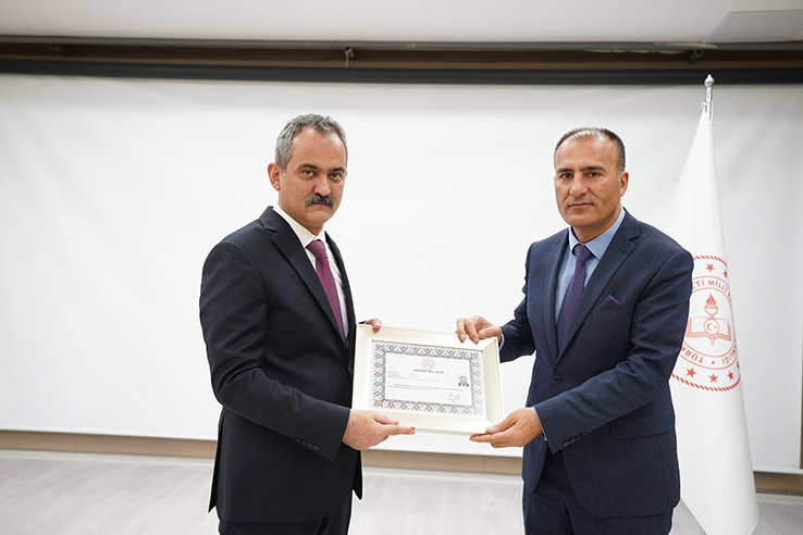 Edip&rsquo;e başarı belgesi