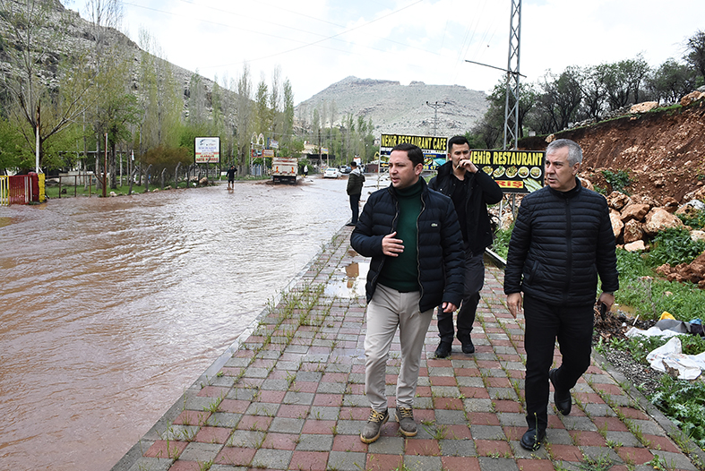 Mardin'de sağanak sonucu ev ve iş yerlerini su bastı
