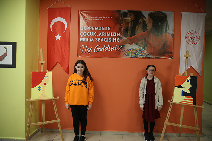 Yurtta kalan depremzede &ccedil;ocukların yaptığı resimler sergilendi