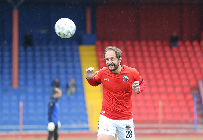 Enkazdan &ccedil;ıkarılan futbolcu, transfer olduğu takımın şampiyonluk gol&uuml;n&uuml; attı