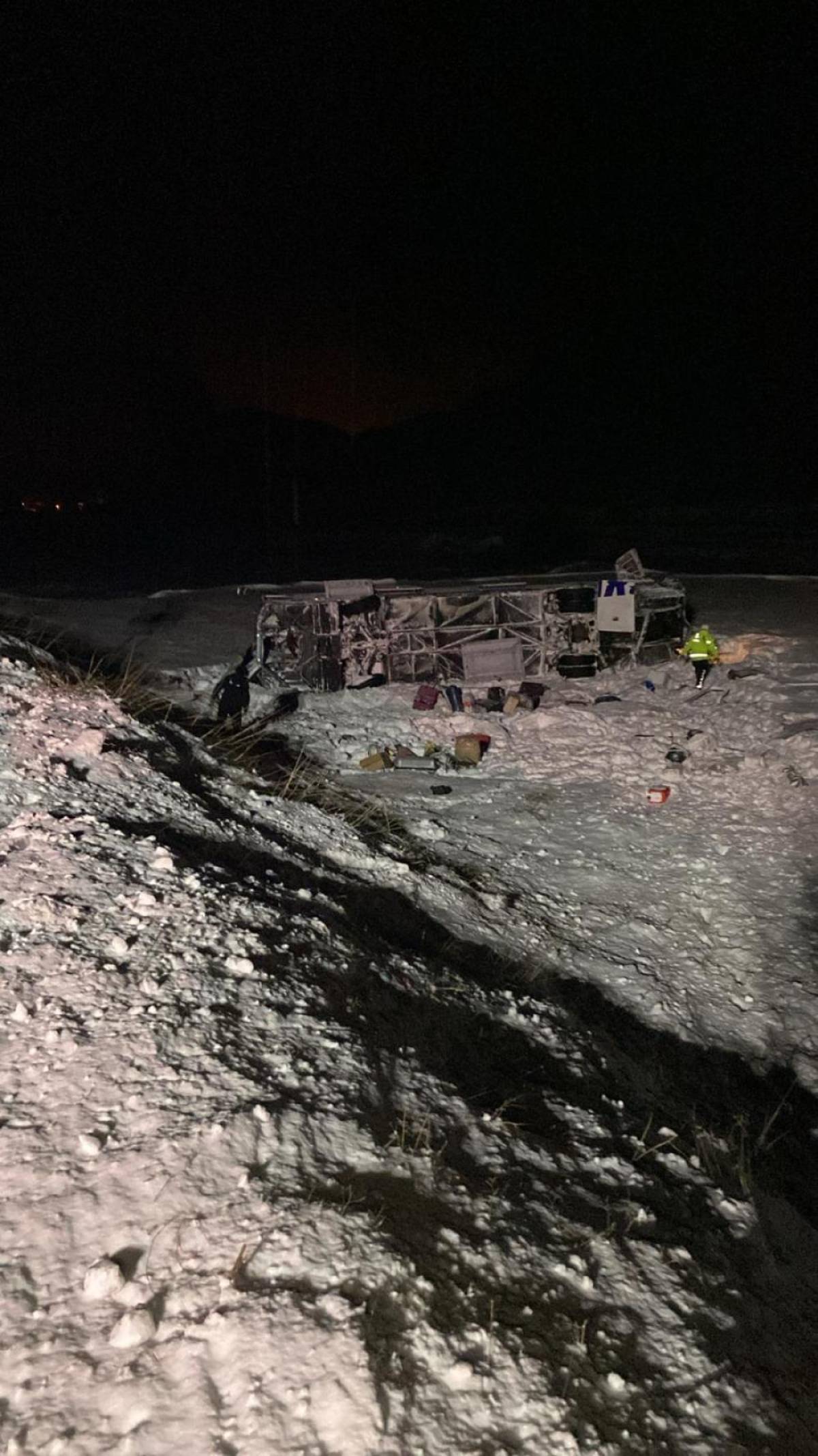 Erzurum'da yolcu otobüsünün devrildiği kazada 37 kişi yaralandı