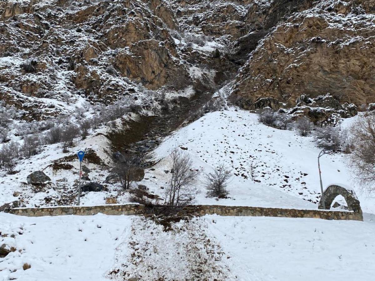 Van'da kara yoluna düşen kayalar kaldırıldı