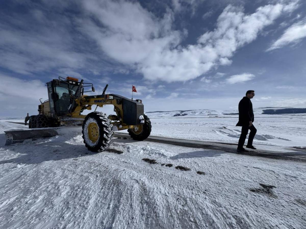 Ardahan'da kapanan köy yollarında karla mücadele çalışmaları başlatıldı