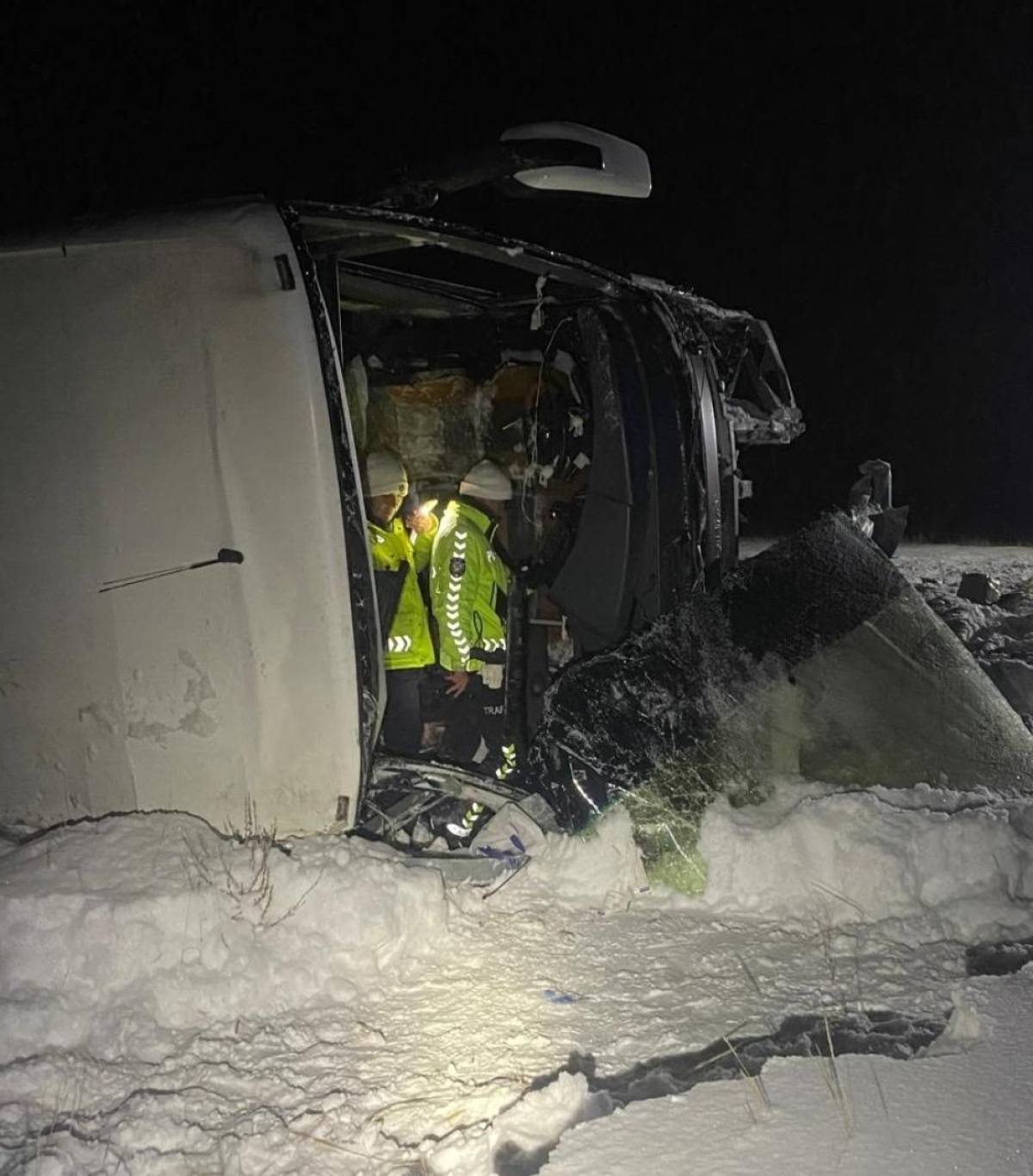 Erzurum'da yolcu otobüsünün devrildiği kazada 37 kişi yaralandı