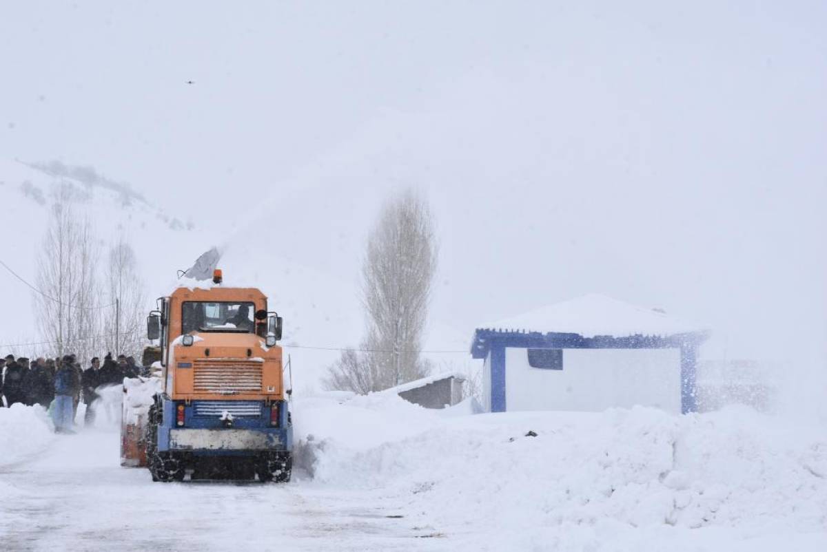 Bitlis Valisi Karakaya'dan karla mücadele ekiplerine tatlı ikramı