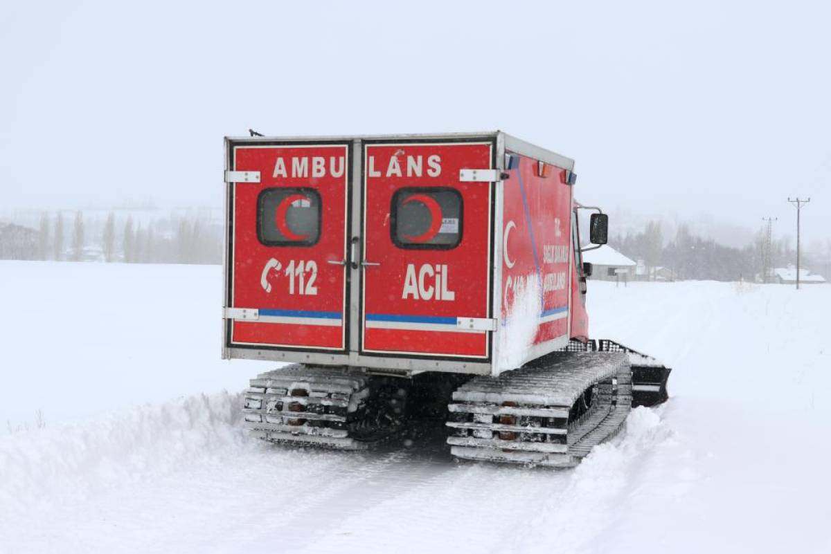 Ağrı'da kardan yolu kapanan köydeki hastaya paletli ambulansla ulaşıldı