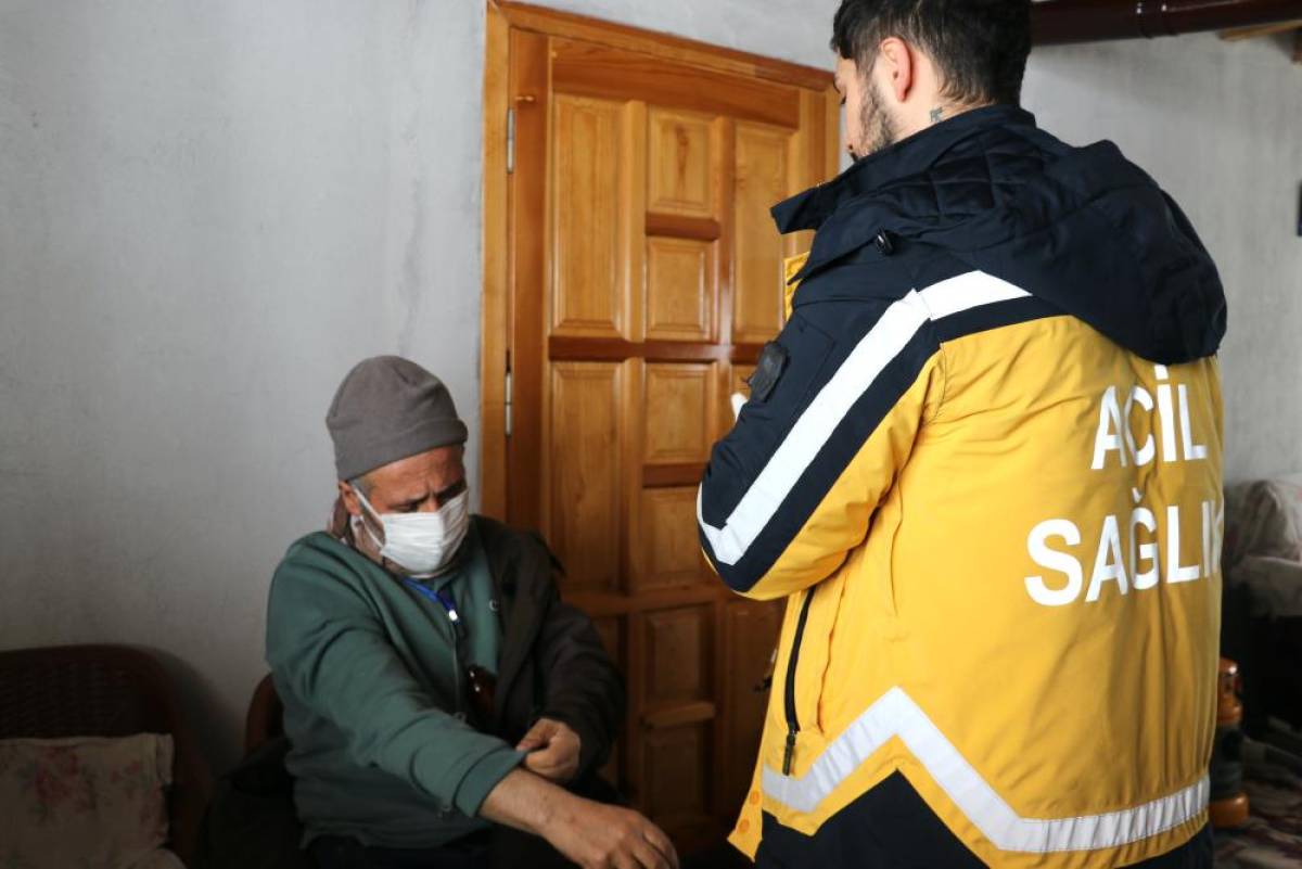 Ağrı'da sağlık ekipleri, kardan yolu kapanan köylerdeki hastalar için seferber oldu