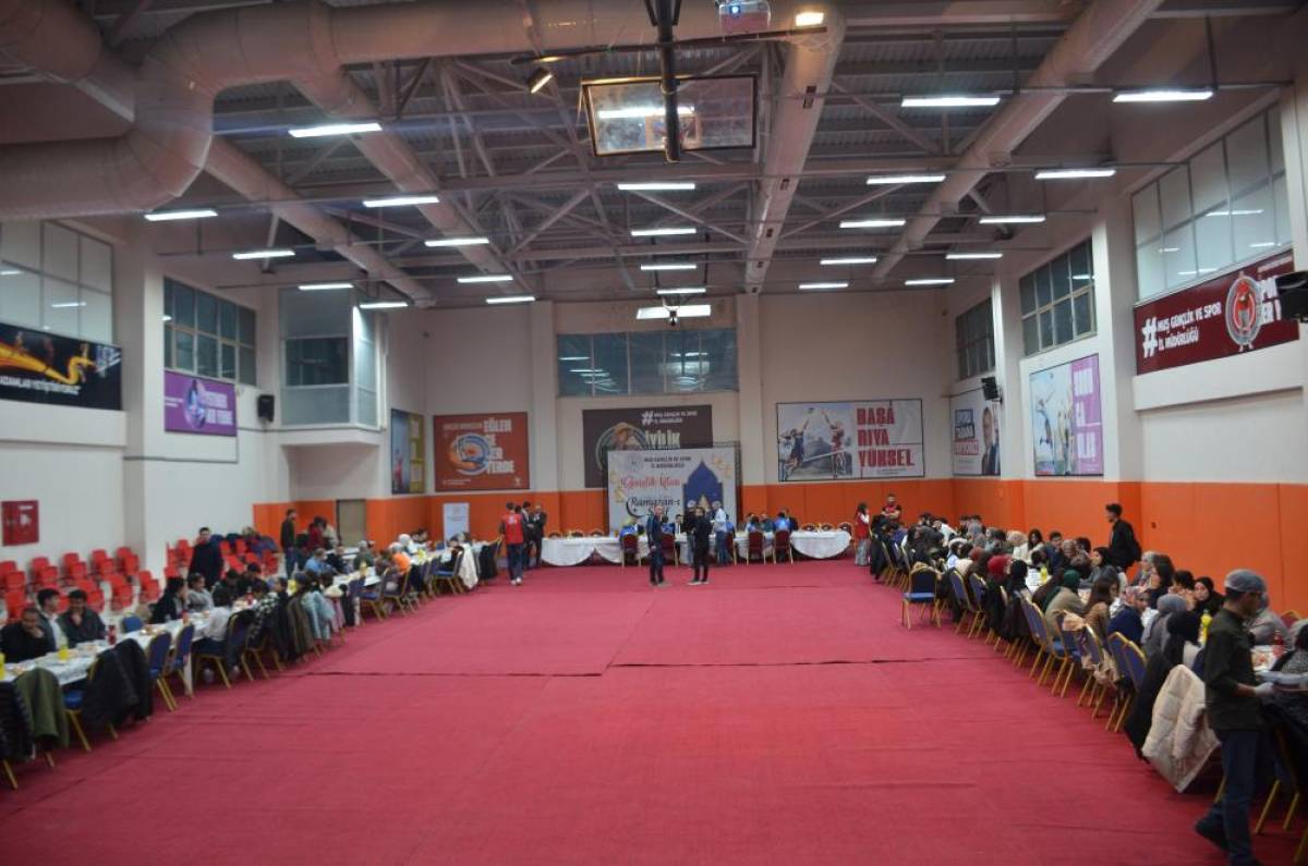 Bulanık Kaymakamı Koşansu gençlerle iftar yaptı