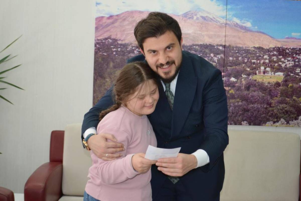 Adilcevaz Belediye Başkanı Akbaba, down sendromlu öğrencileri ağırladı