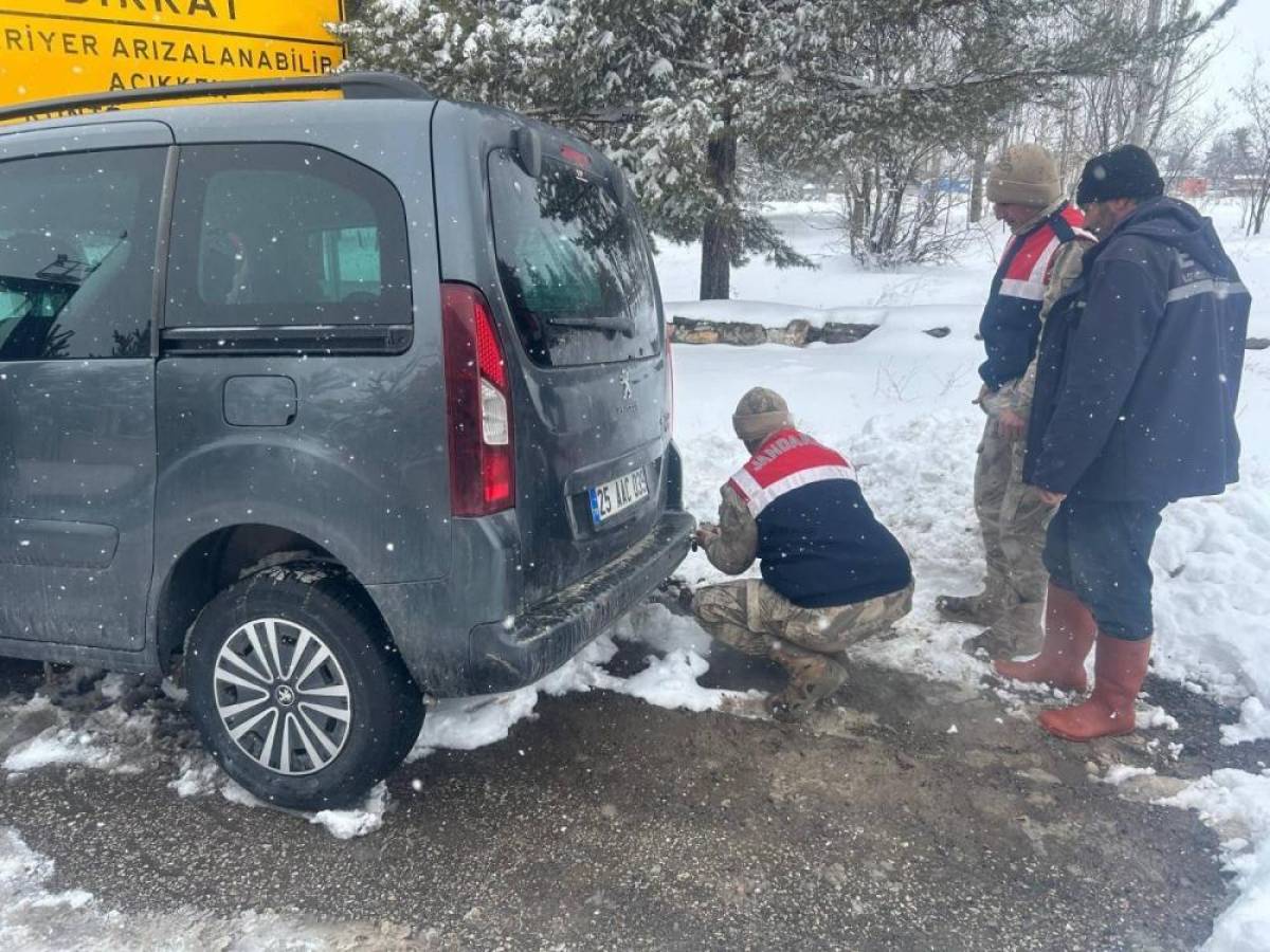 Erzurum'da karda araçlarıyla mahsur kalanların yardımına jandarma yetişti