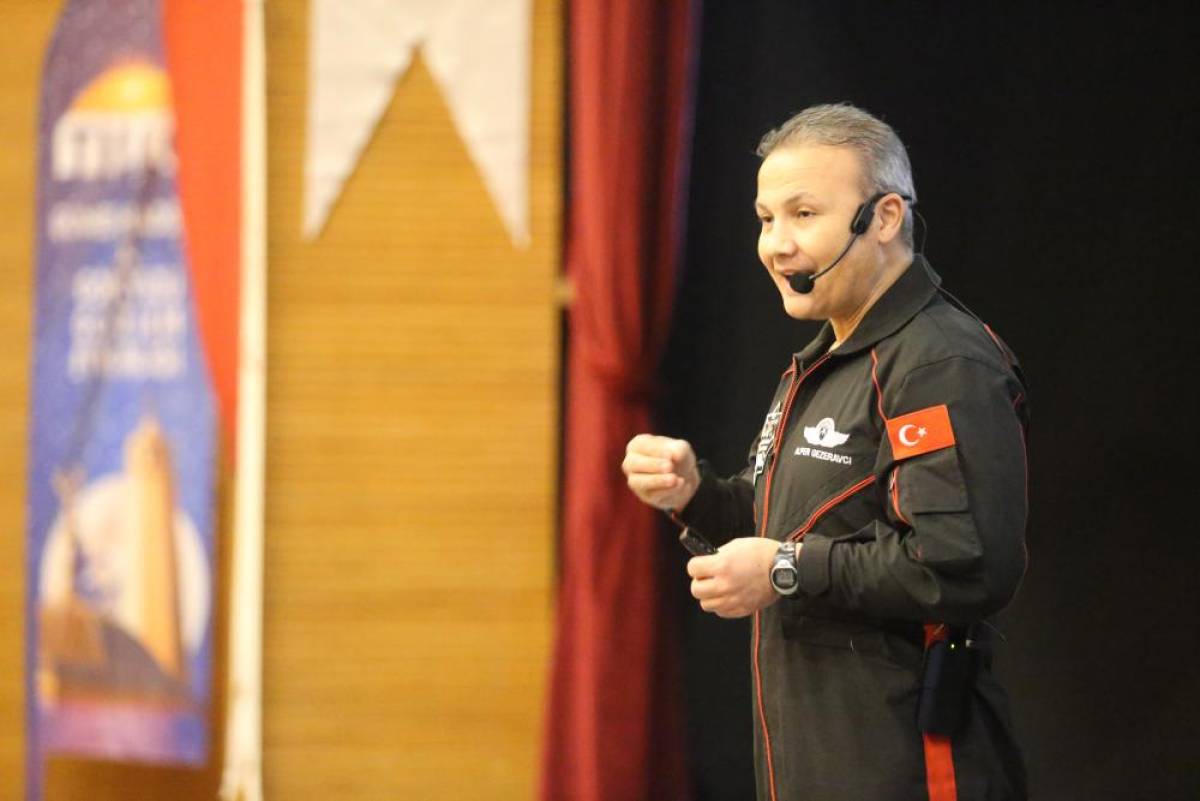 Türkiye'nin ilk astronotu Gezeravcı, Siirt'te öğrencilerle buluştu