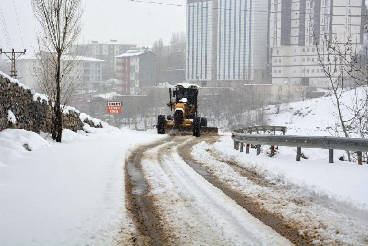 Bitlis'te kardan kapanan 80 köy yolunun açılması için ekiplerin çalışması sürüyor