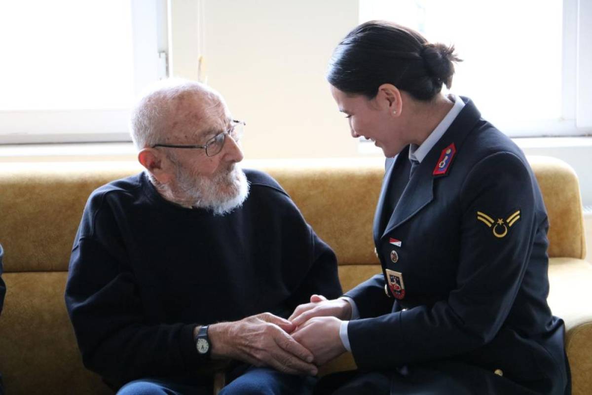 Bitlis'te jandarma personeli yaşlıları ziyaret etti